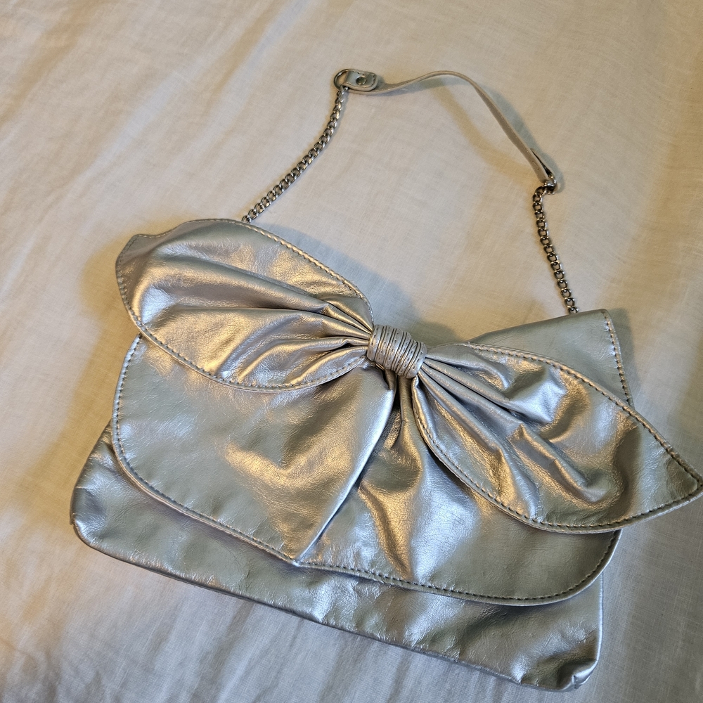 Lightweight Silver Bow Clutch